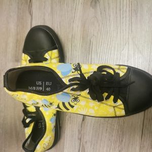 New, no box, like converse, bee kicks, size 9
